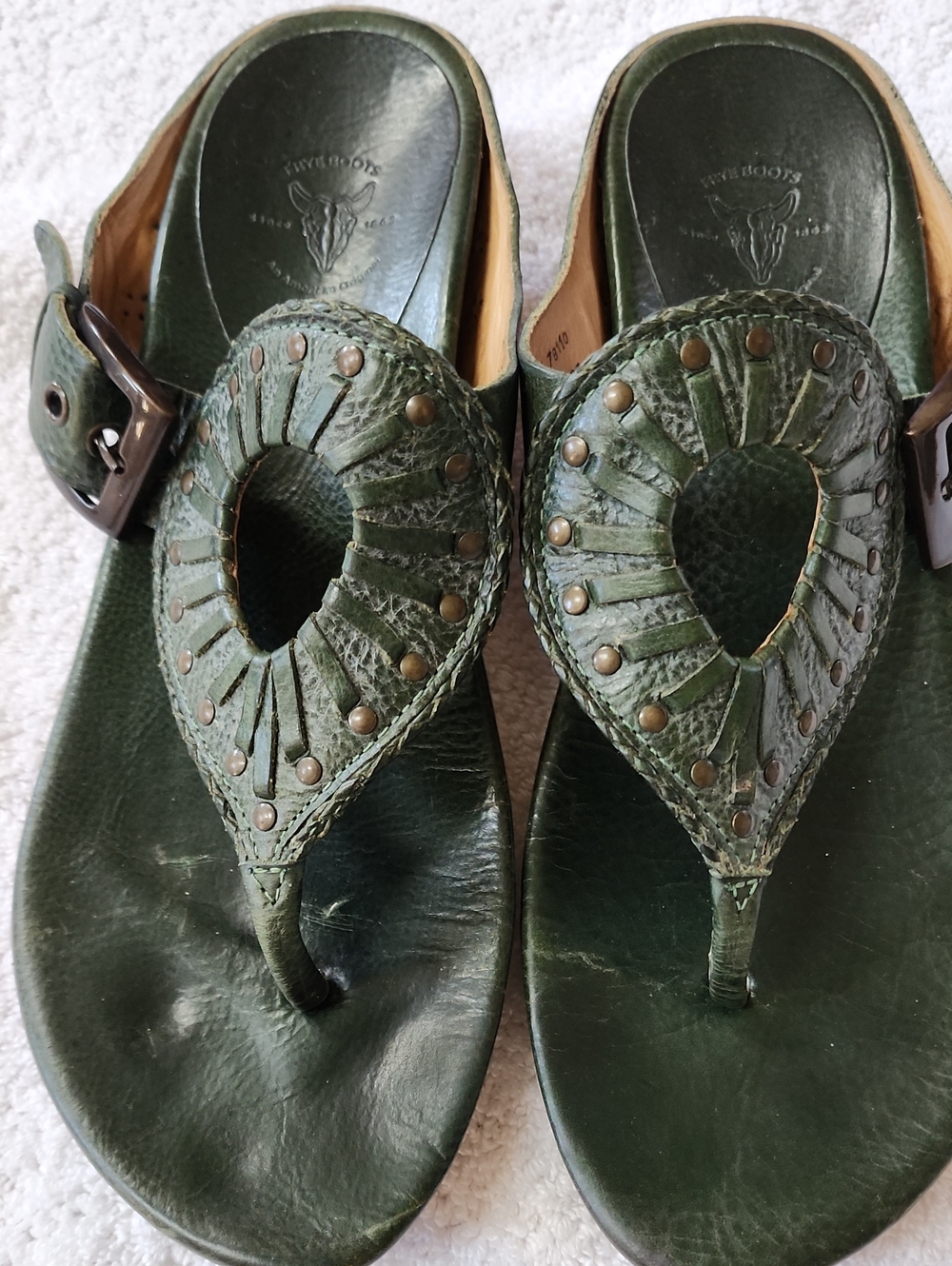 Frye Women’s Green Leather Studded Thong Sandals Size 8 Preowned